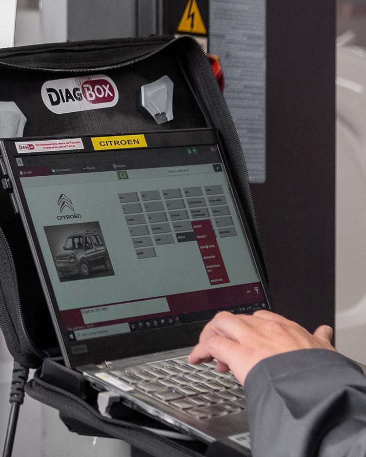 Технічний фахівець виконує компʼютерну діагностику автомобіля Citroën