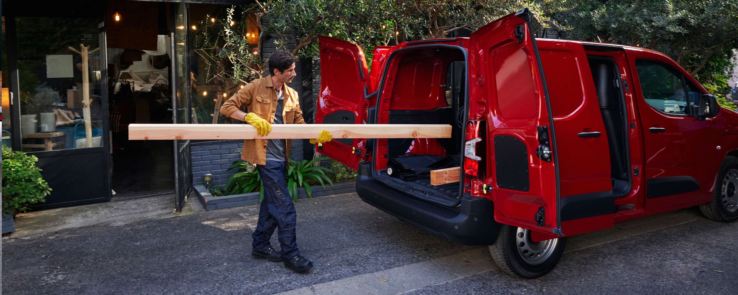 Чоловік завантажує дошку у CITROËN Berlingo